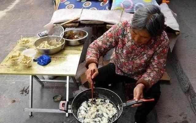 老奶奶在街头卖的这道美食，看似简单生意却火爆，天没亮就有人买