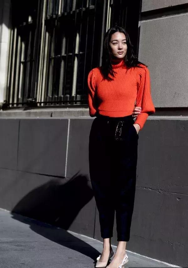 冬天纯色毛衣的高级穿搭,秋冬人手一件的毛衣怎么穿更好看