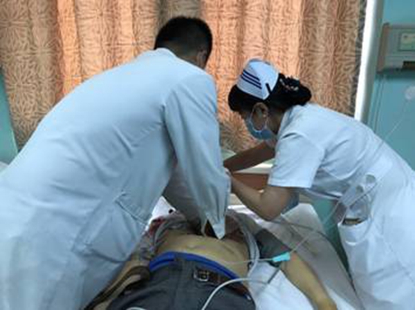 请你跟我这样做，当你发现咳血或者呕血的人