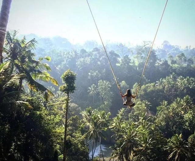 蓝梦岛是巴厘岛的一座离岛，媲美马代的风景，发现不一样的印尼