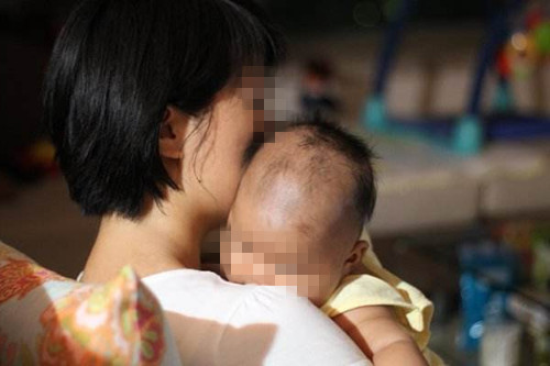 嫂子有乙肝还坚持喂侄子吃东西，弟媳劝阻不听，还说她太小气