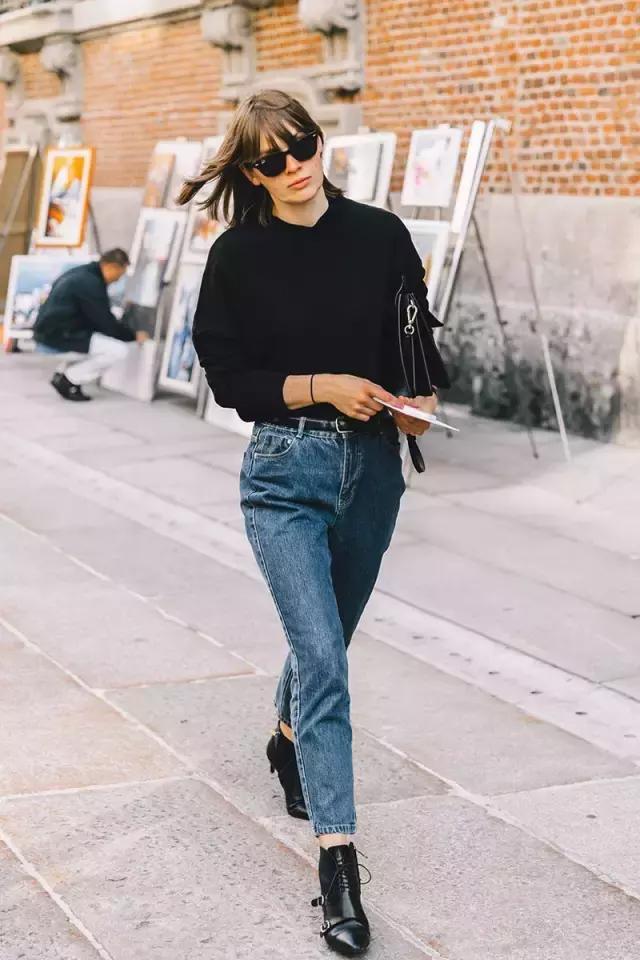 冬天纯色毛衣的高级穿搭,秋冬人手一件的毛衣怎么穿更好看