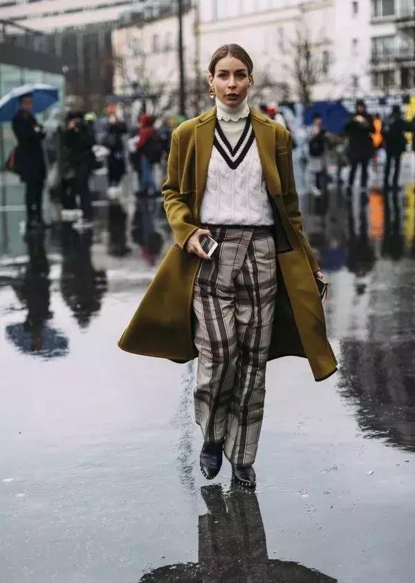 冬天纯色毛衣的高级穿搭,秋冬人手一件的毛衣怎么穿更好看