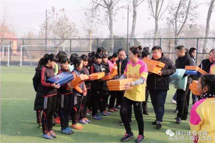 橙色蜗牛走进精英博爱小学传递河北足球爱心正能量