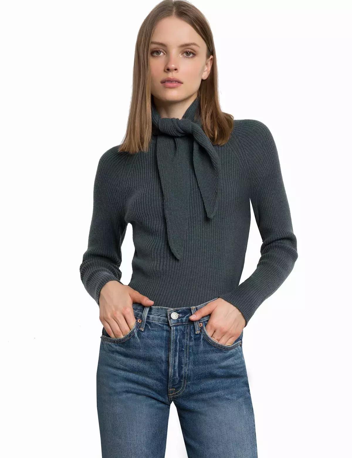 冬天纯色毛衣的高级穿搭,秋冬人手一件的毛衣怎么穿更好看