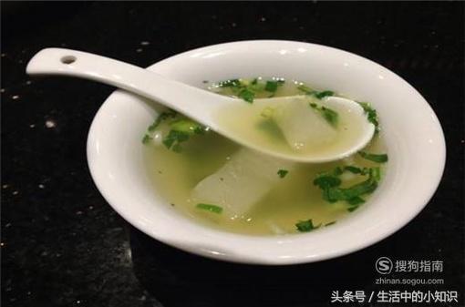 牛仔衣服领子发黄如何清洗,白衣服领子黄了怎么清洗