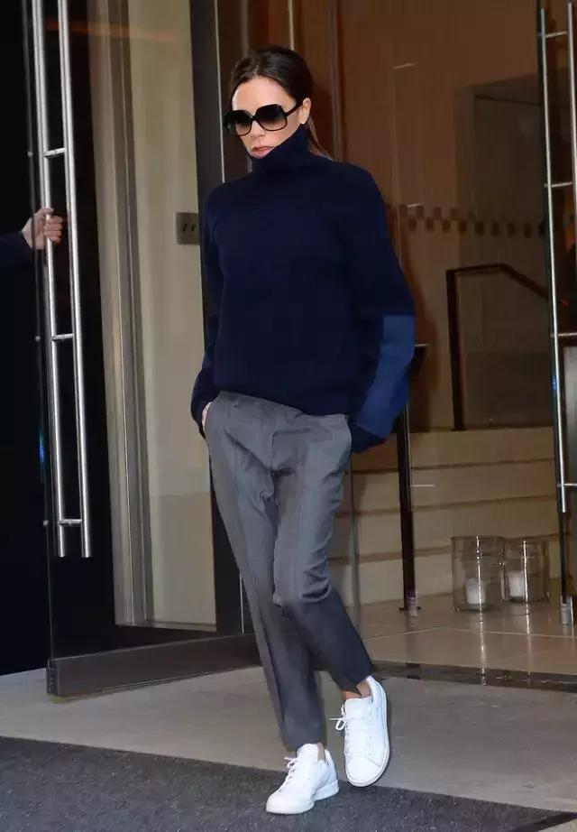 冬天纯色毛衣的高级穿搭,秋冬人手一件的毛衣怎么穿更好看