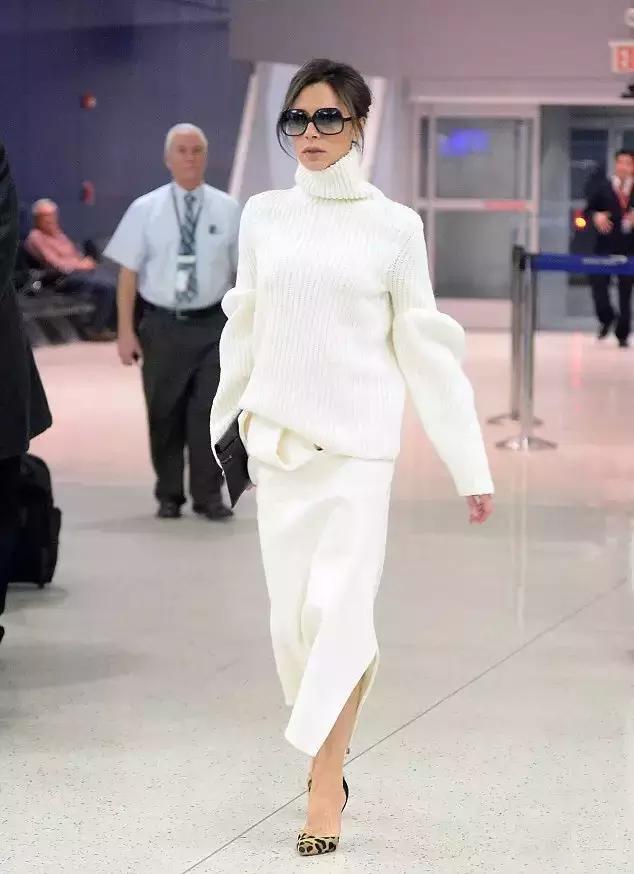 冬天纯色毛衣的高级穿搭,秋冬人手一件的毛衣怎么穿更好看