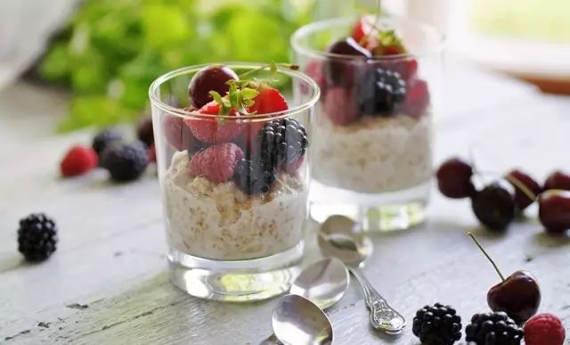 超好吃谷物0蔗糖酸奶,酸甜香脆谷物酸奶