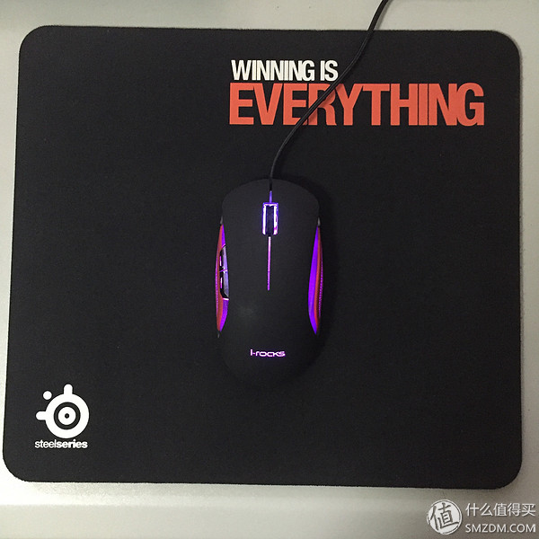 照片还是那个苍姐姐,但陪撸的鼠标却更”色”了I-ROCKSIM6幻彩翼评测,附苍姐签名照