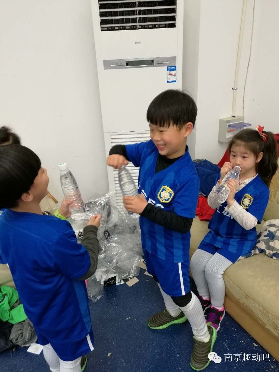 风雨无阻，苏宁小球童自信上岗！然而上岗前居然发生了这样的事