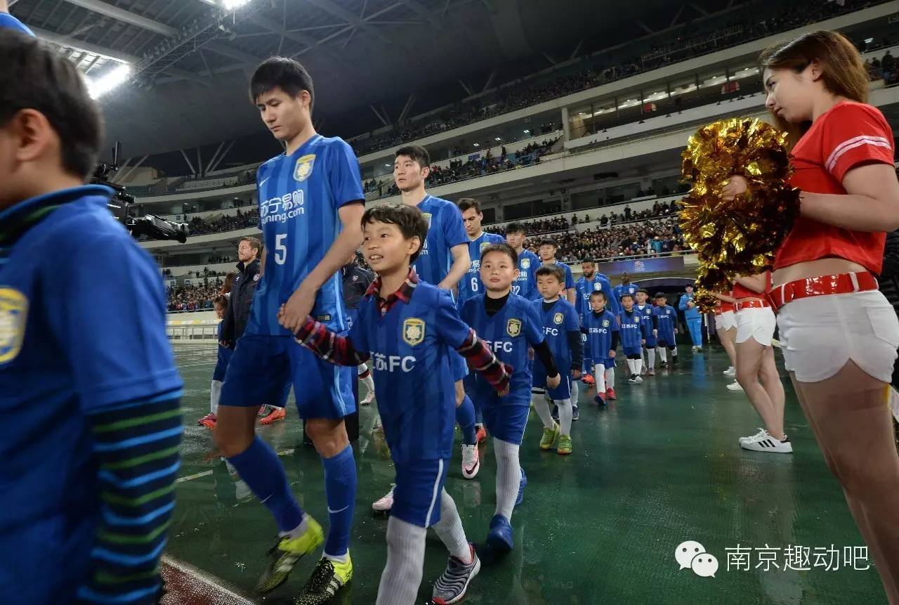 风雨无阻，苏宁小球童自信上岗！然而上岗前居然发生了这样的事