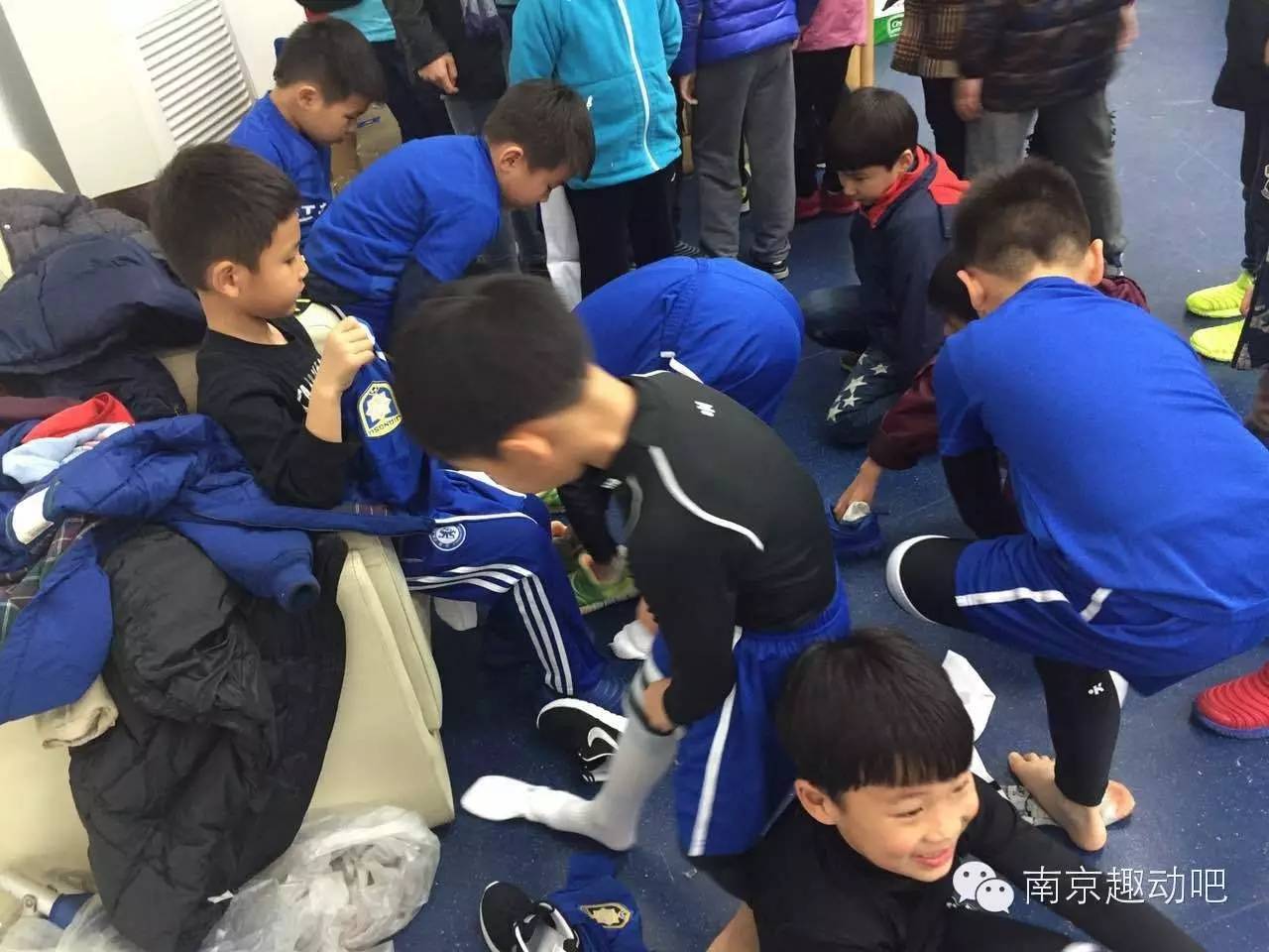 风雨无阻，苏宁小球童自信上岗！然而上岗前居然发生了这样的事