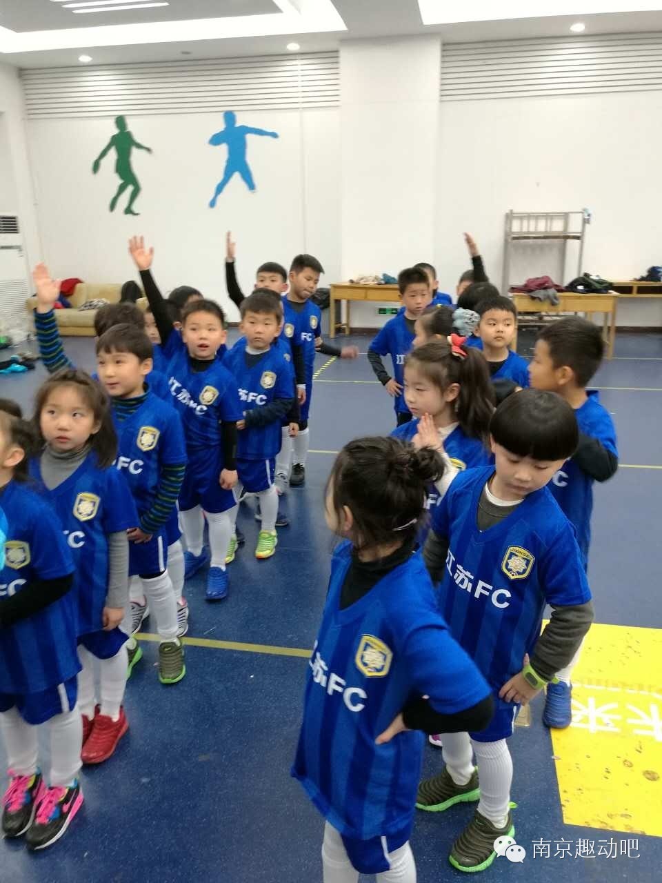 风雨无阻，苏宁小球童自信上岗！然而上岗前居然发生了这样的事