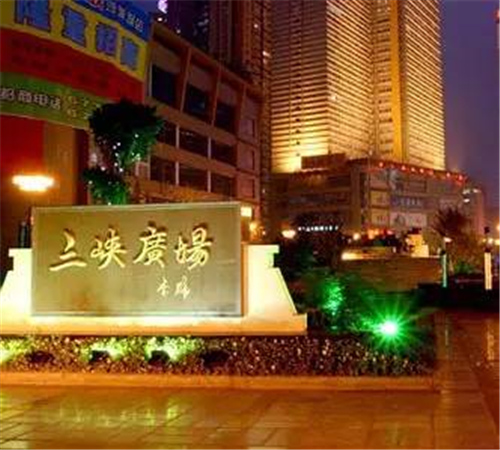 商场等繁华地段如何找停车位 (老城区停车难路边有收费车位)