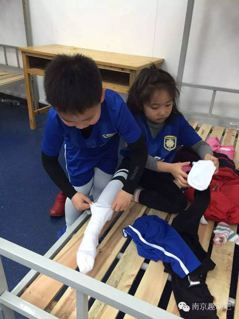 风雨无阻，苏宁小球童自信上岗！然而上岗前居然发生了这样的事