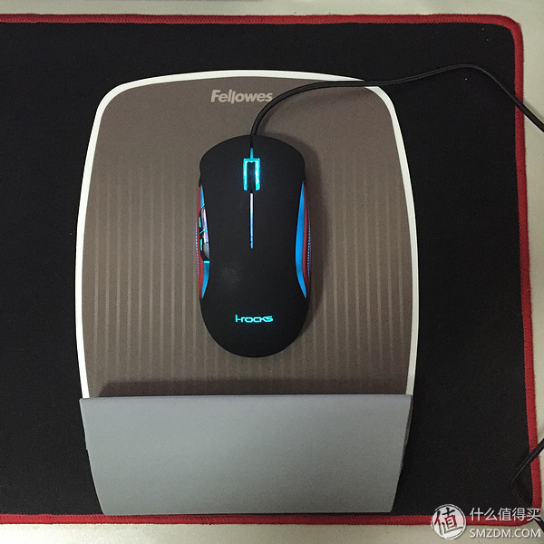 照片还是那个苍姐姐,但陪撸的鼠标却更”色”了I-ROCKSIM6幻彩翼评测,附苍姐签名照