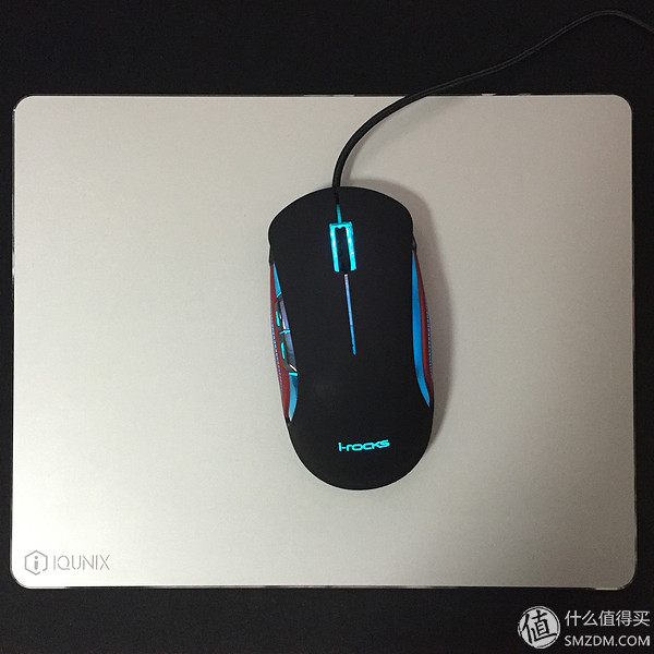 照片还是那个苍姐姐,但陪撸的鼠标却更”色”了I-ROCKSIM6幻彩翼评测,附苍姐签名照