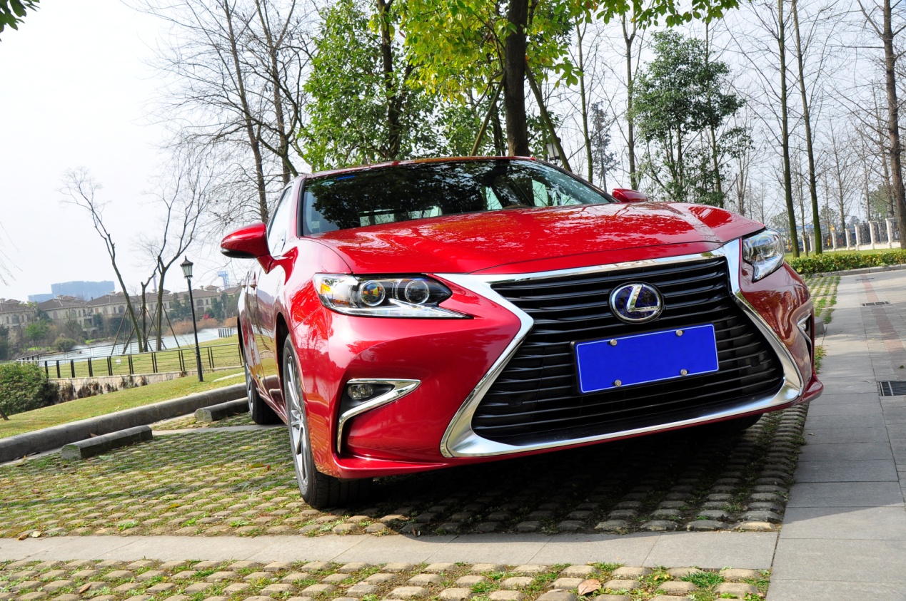 别以为雷克萨斯ES300h就只是省油