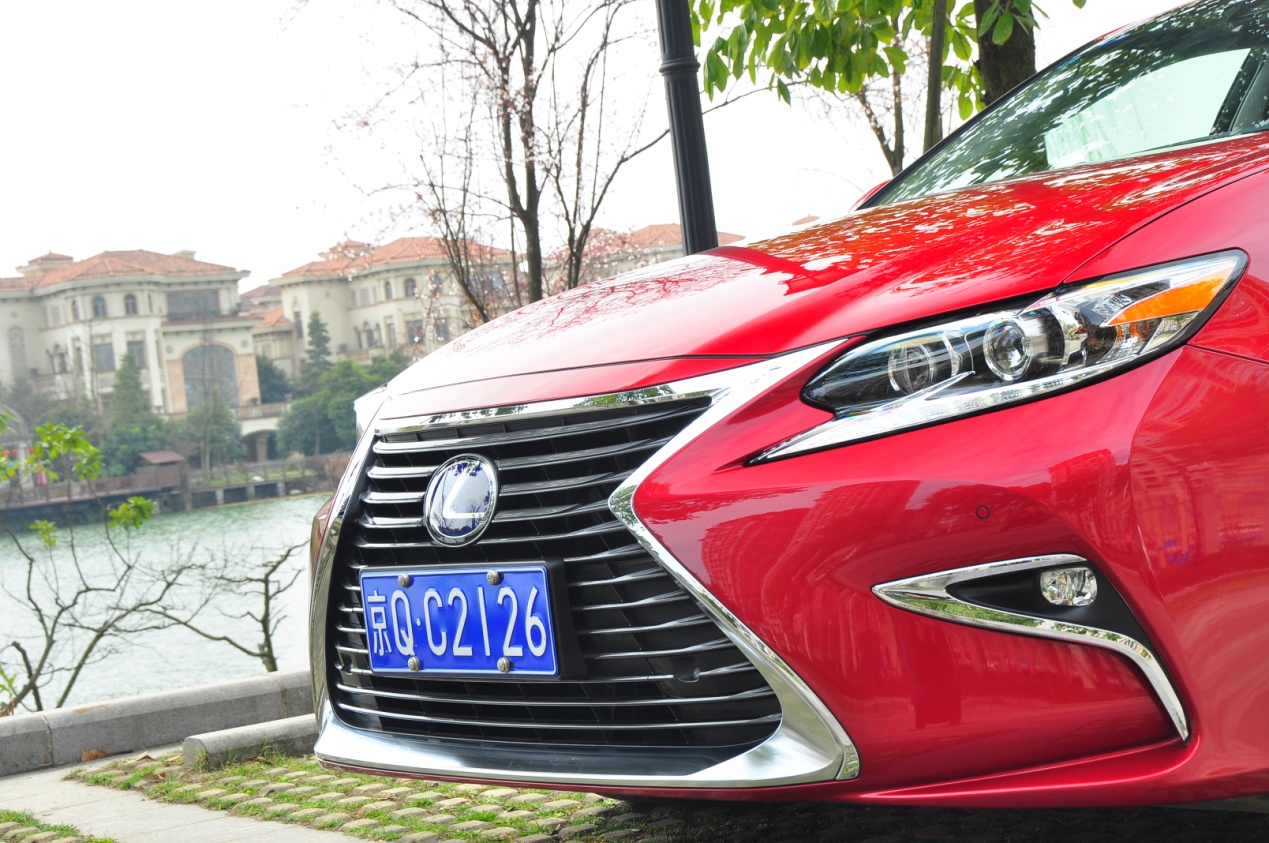 别以为雷克萨斯ES300h就只是省油