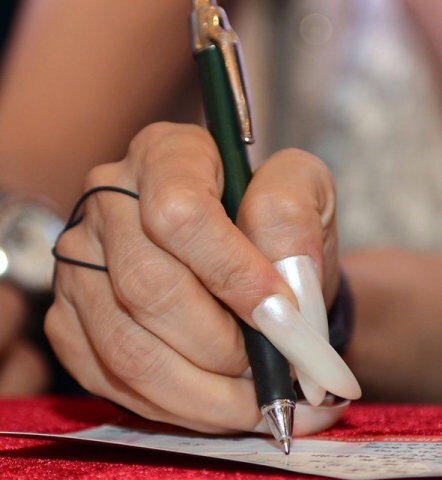 纤纤素手成百变魔爪，刻字镶钻变颜色，女明星们的手比脸还金贵