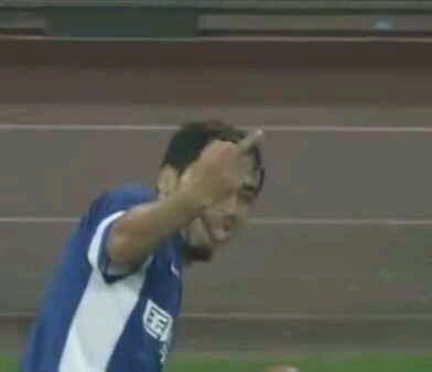 他亚冠“一球成名”，竖中指遭处罚，国奥队中展血性！