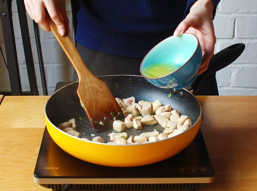 高校食堂灵魂料理大测评：西芹炒草莓，西瓜炖冬瓜