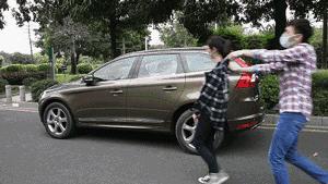 女孩子被劫持怎么办,女人被挟持了怎么办