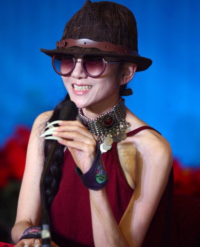 纤纤素手成百变魔爪，刻字镶钻变颜色，女明星们的手比脸还金贵