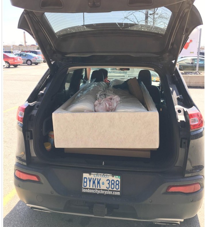 交了途锐订金，竟因销售的原因，加拿大留学生改提“自由光”，