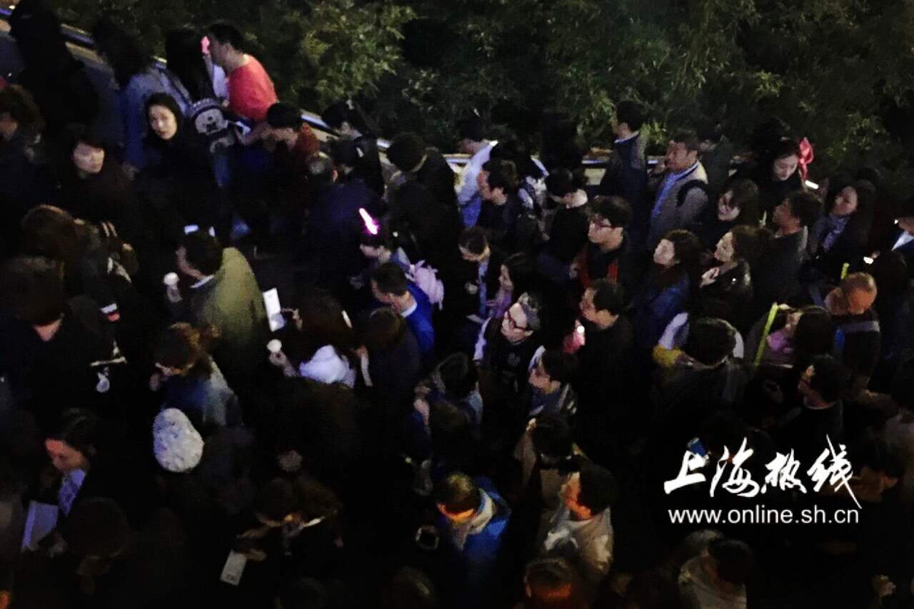 黑压压一群人,虹口足球场演唱会张信哲