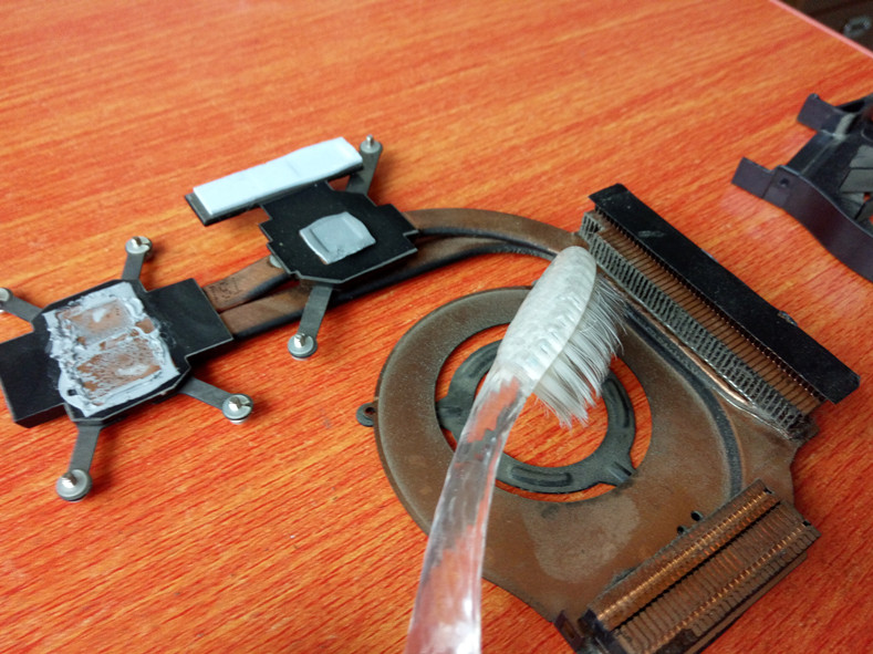 笔记本电脑怎么清理灰尘换硅脂,笔记本电脑清灰换硅脂教程