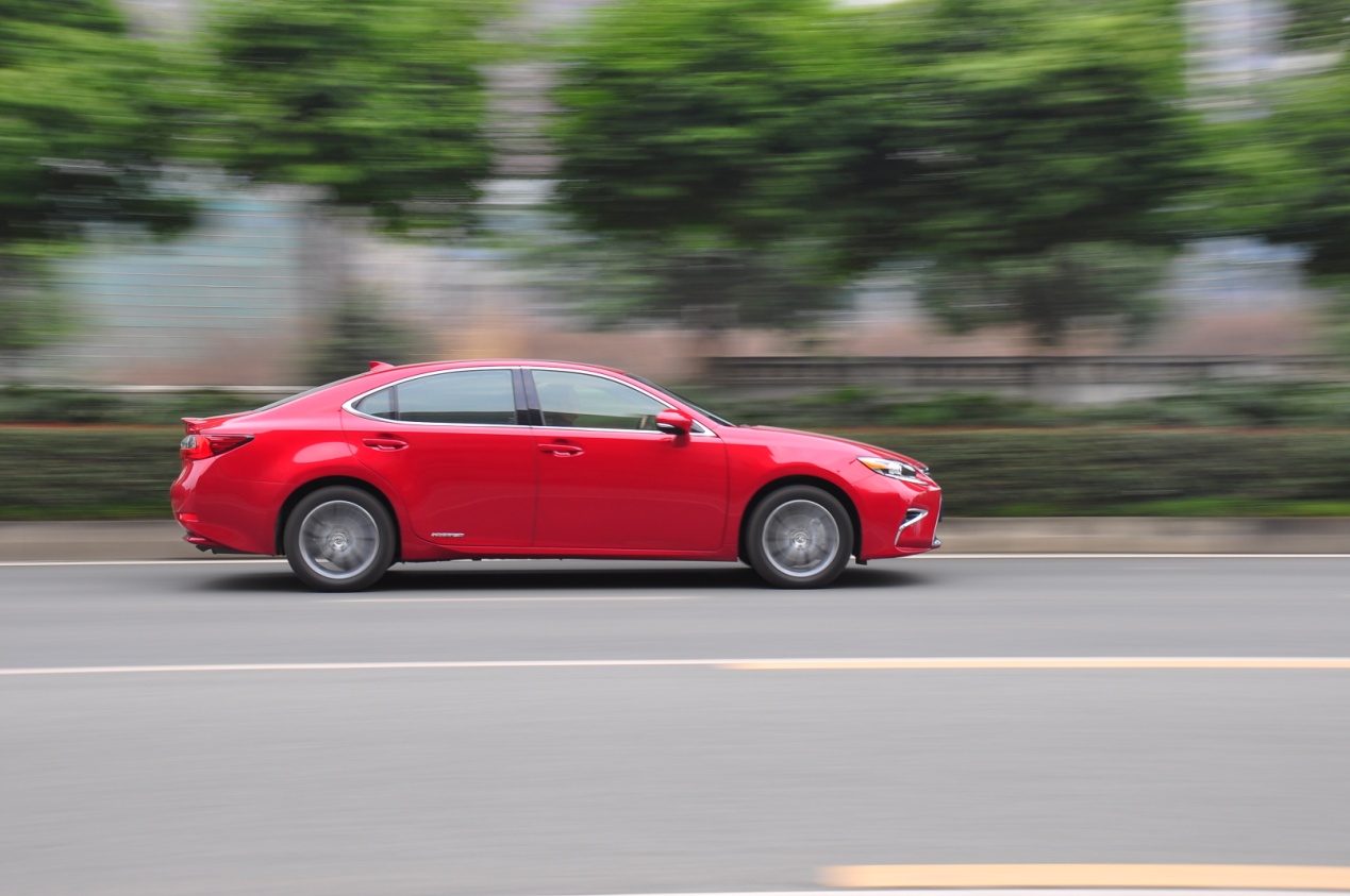 别以为雷克萨斯ES300h就只是省油