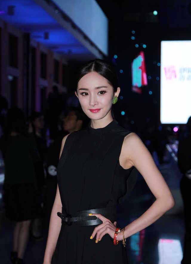 纤纤素手成百变魔爪，刻字镶钻变颜色，女明星们的手比脸还金贵