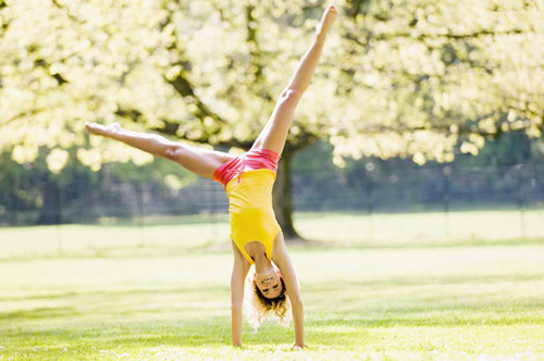 瑜伽练习受伤,防止练习瑜伽受伤的8个技巧