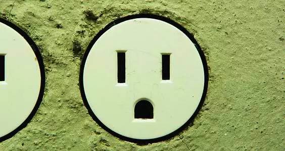 喂，110吗，你家插座炸啦！