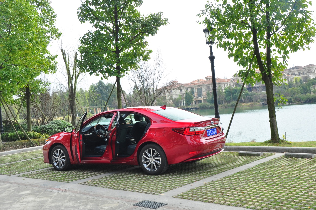 别以为雷克萨斯ES300h就只是省油