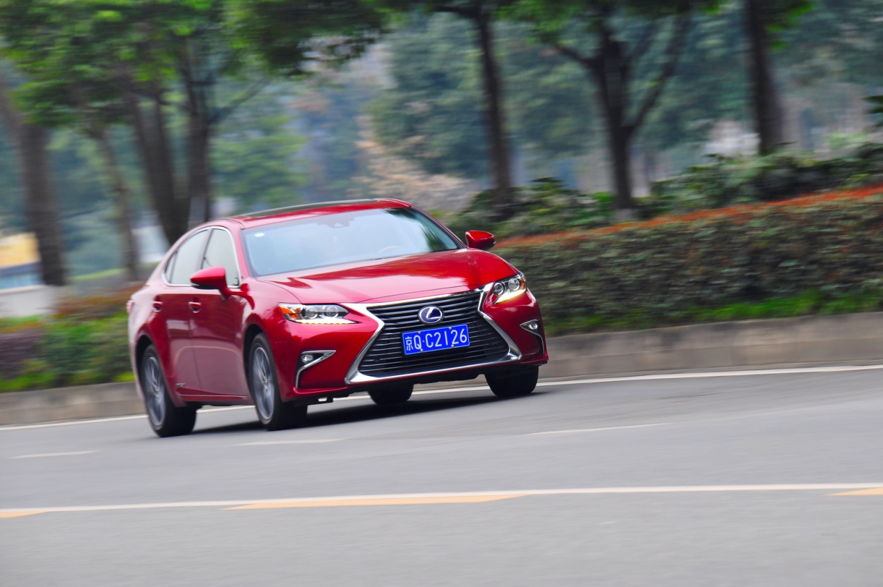 别以为雷克萨斯ES300h就只是省油