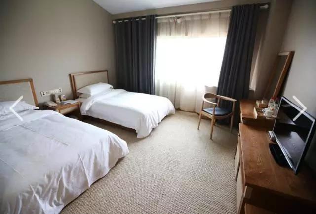 太白山凤凰温泉带住宿价目表,宝鸡太白山凤凰温泉有室内温泉吗