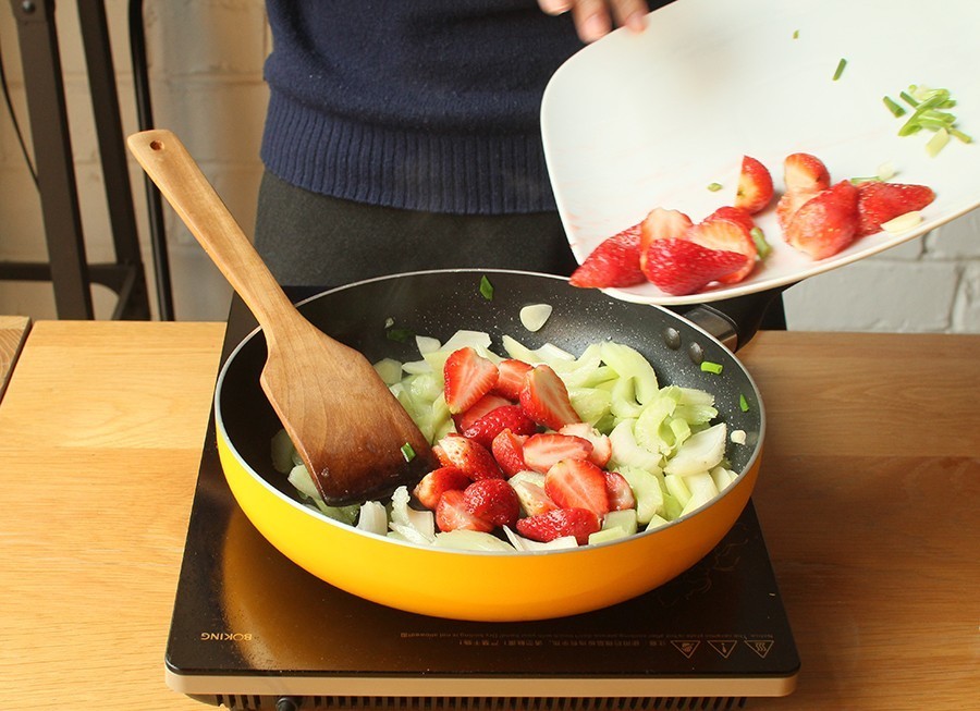 高校食堂灵魂料理大测评：西芹炒草莓，西瓜炖冬瓜