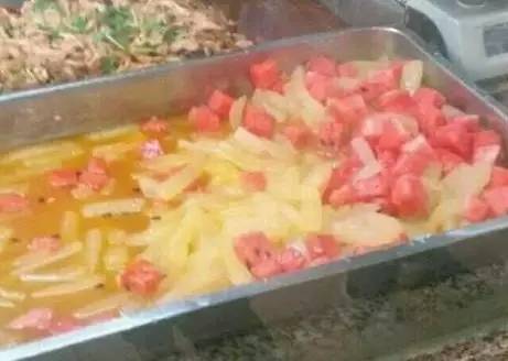 高校食堂灵魂料理大测评：西芹炒草莓，西瓜炖冬瓜