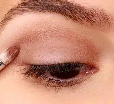 大眼睛女生怎么化妆最合适,大眼睛怎么画眼妆干净