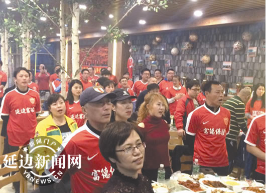 在饭店在酒吧在广场延边球迷共度足球之夜