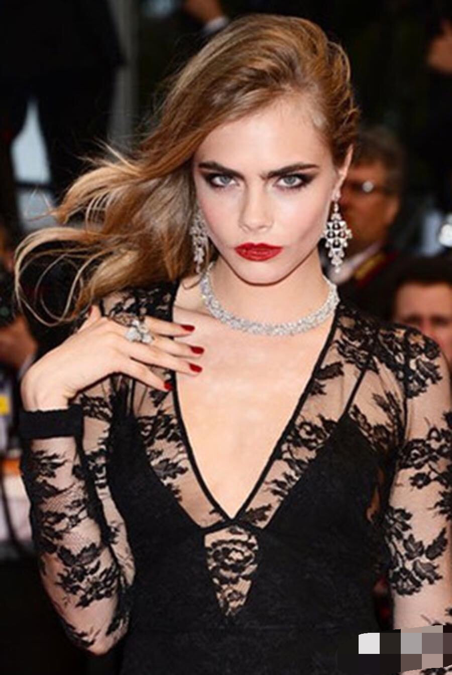 纤纤素手成百变魔爪，刻字镶钻变颜色，女明星们的手比脸还金贵