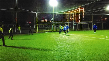 “爆满”遇“冷清”笼式足球场能否发挥作用?