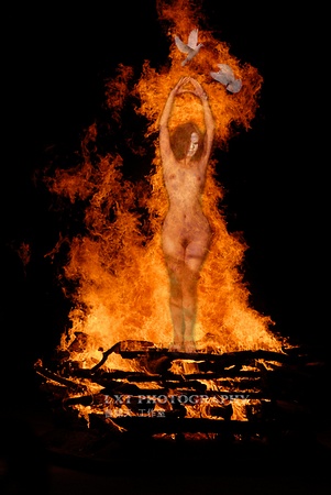 “圣女”贞德那双不可饶恕的长筒袜