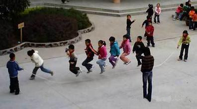 小学阅读完童年后的活动,看孩子运动会想起自己小时候