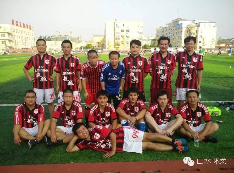 所有人别再拘于眼前的苟且，怀柔首届业余⚽联赛即将开赛，我们在寻找爱⚽的你，还不赶紧跳到球场来？