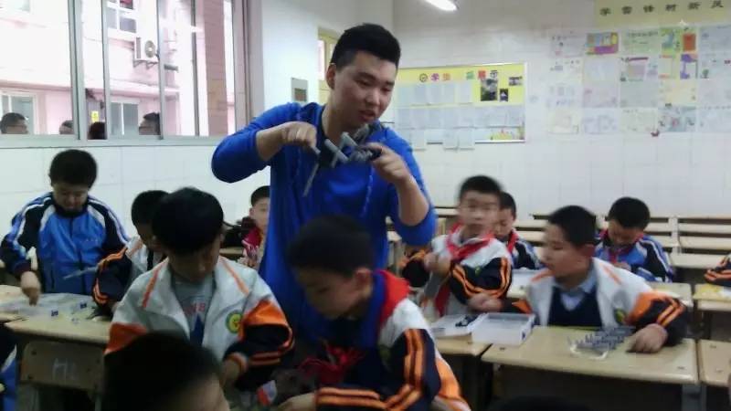 小学阅读完童年后的活动,看孩子运动会想起自己小时候