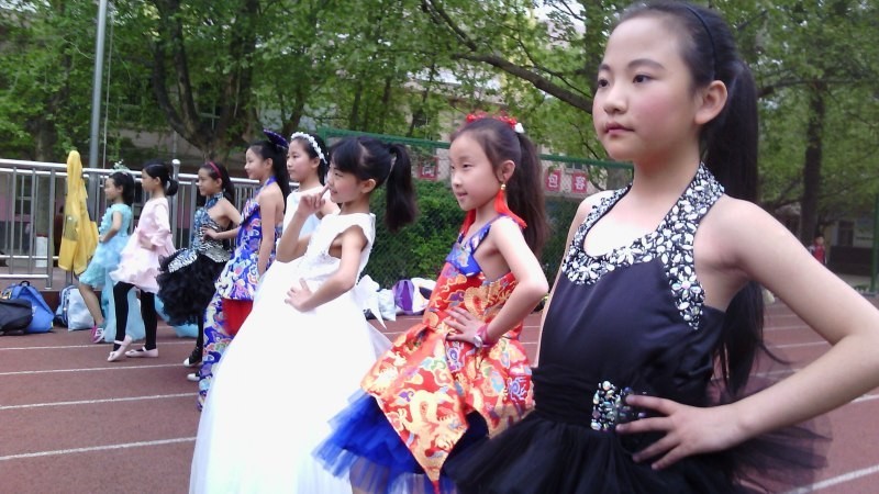 小学阅读完童年后的活动,看孩子运动会想起自己小时候